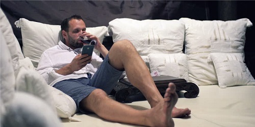 hombre-sofa-smartphone